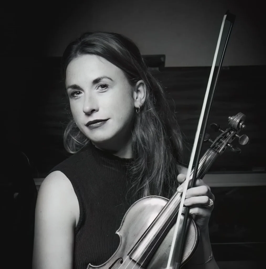 Rachel Stroud portrait with violin